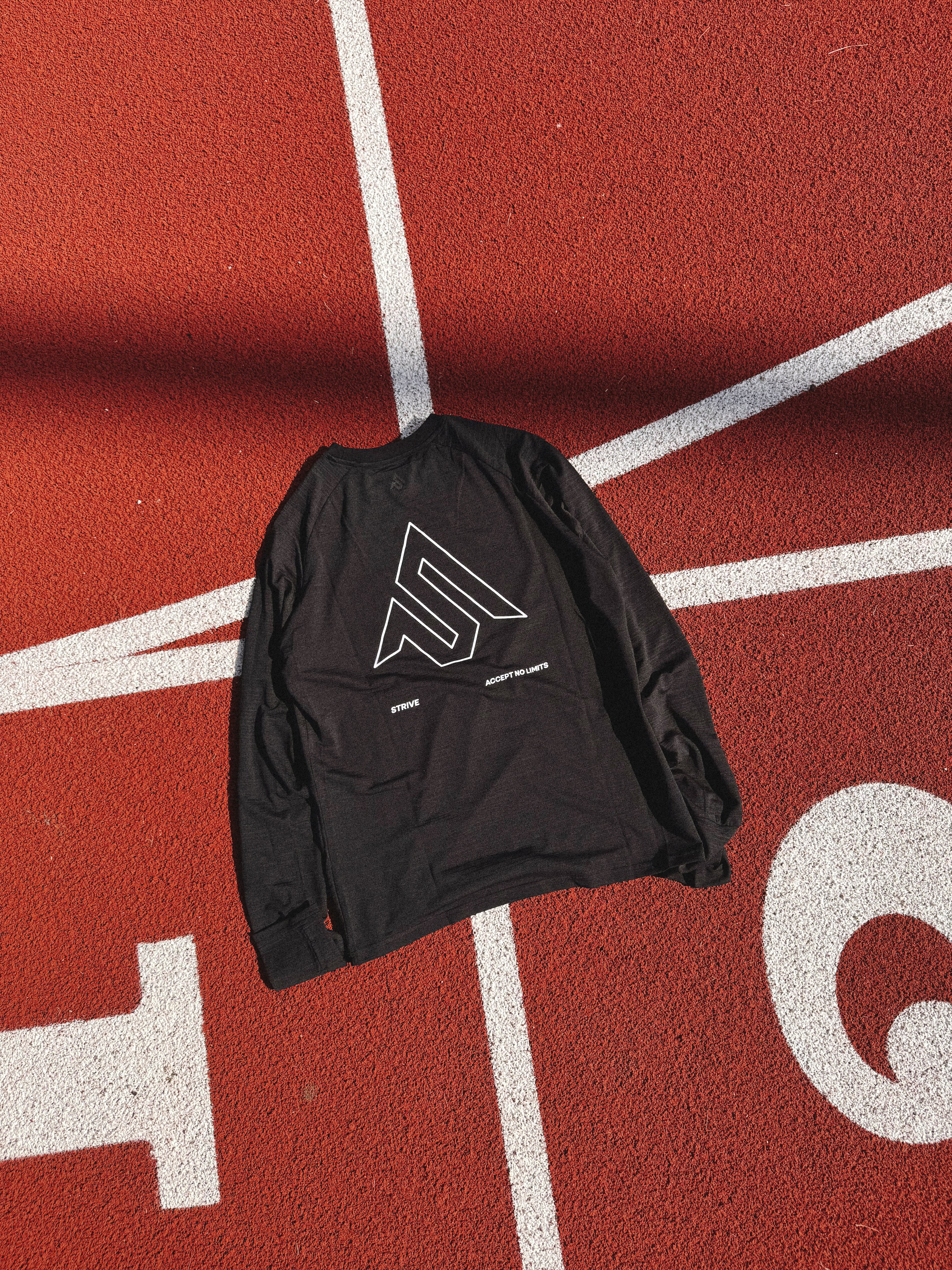 Outline S Logo L/S Performance Tee